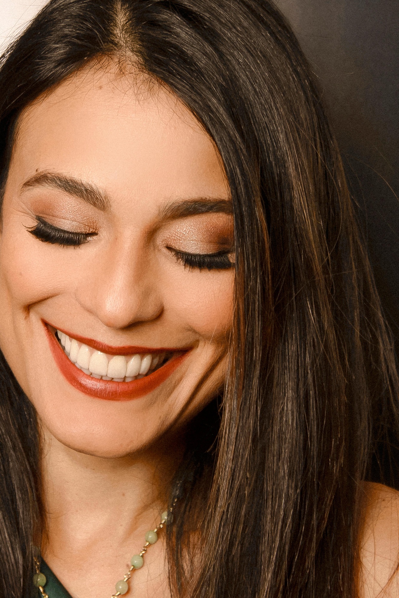 Patient with a new smile after treatment at Déntica