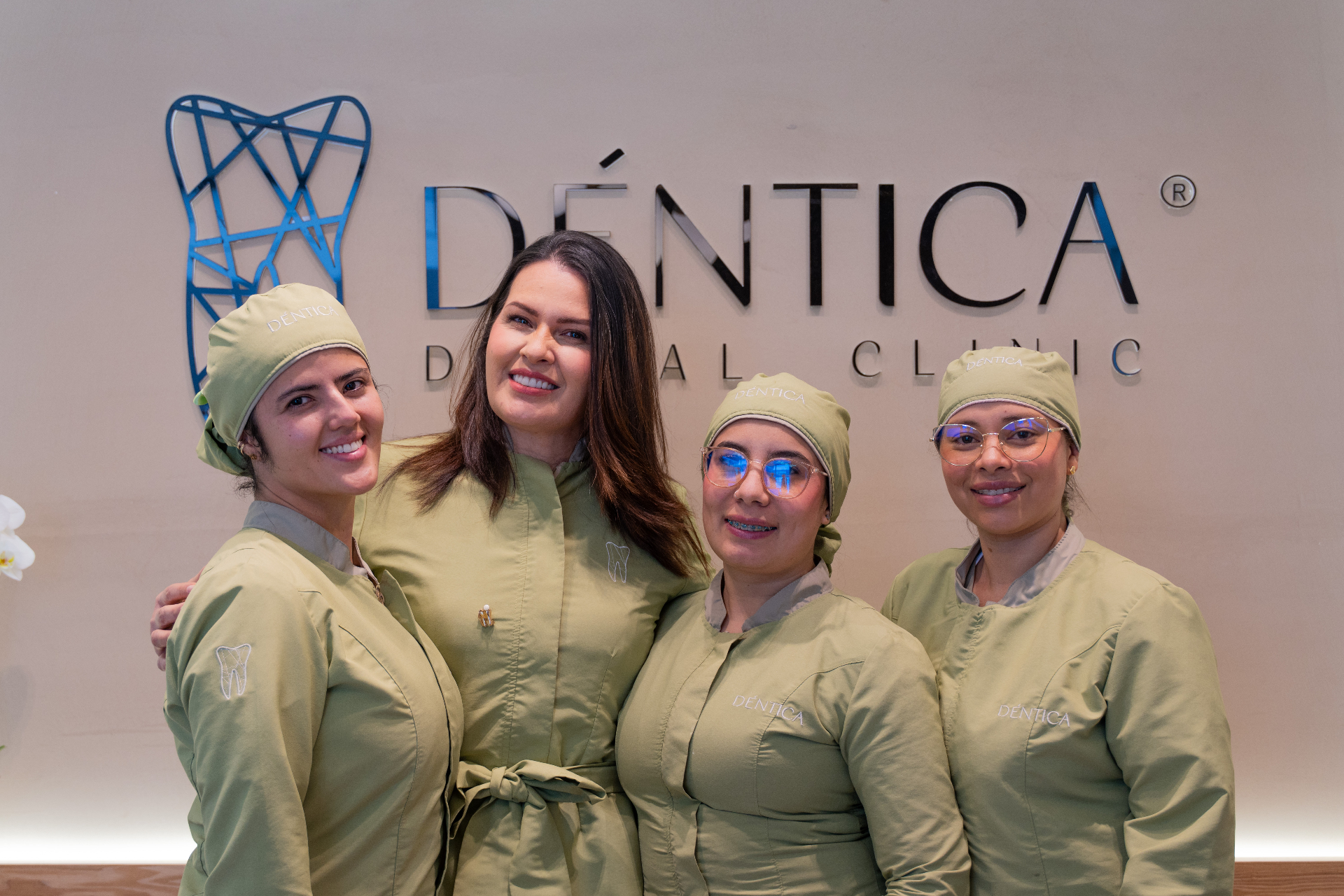Dr. Cristina with the Déntica team